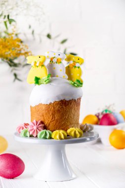 Geleneksel Paskalya pastaları tavşanlar ve renkli yumurtalarla süslenmiş. Beyaz arkaplanda tebrik kartı