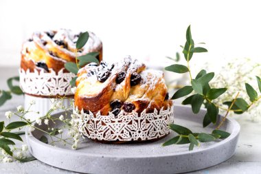 Paskalya pastası keki. Kuru üzümlü Craffinler, şekerli meyveler ve üzerine pudra şekeri serpilmiş. Ev yapımı turtanın yakın çekimi. Cruffin..