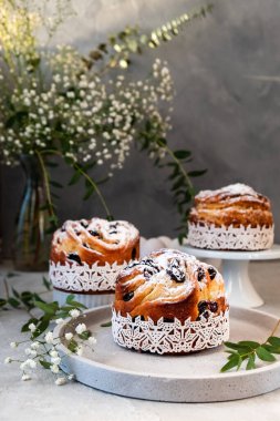 Paskalya pastası keki. Kuru üzümlü Craffinler, şekerli meyveler ve üzerine pudra şekeri serpilmiş. Ev yapımı turtanın yakın çekimi. Cruffin..