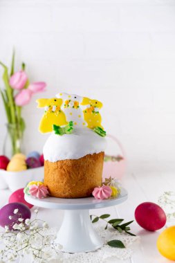 Paskalya pastası, şekerli kremayla süslenmiş tatlı ekmek, tavşanlı ve kremalı. Paskalya sembolleri.