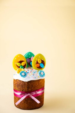 Paskalya pastaları, boyalı yumurtalar. Kulich, yumurta kreması, şekerleme ve kremayla süslenir. Mutlu Paskalyalar