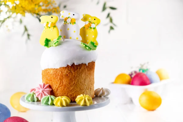 Tradycyjne Świąteczne Ciasta Wielkanocne Ozdobione Króliczkami Kolorowymi Jajkami Karta Okolicznościowa — Zdjęcie stockowe
