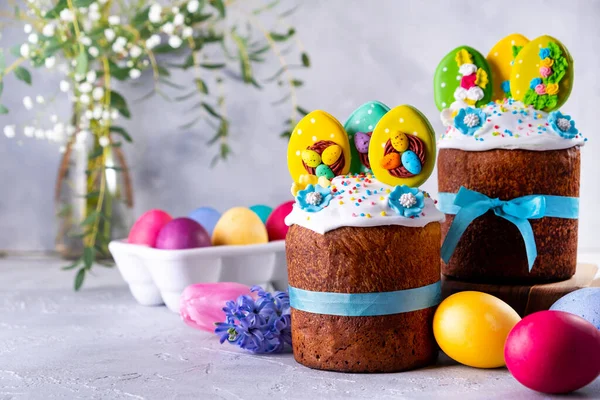 Stolik Wielkanocny Tradycyjnymi Świątecznymi Ciastami Wielkanocnymi Malowanymi Jajkami Gałązkami Kwiatów — Zdjęcie stockowe