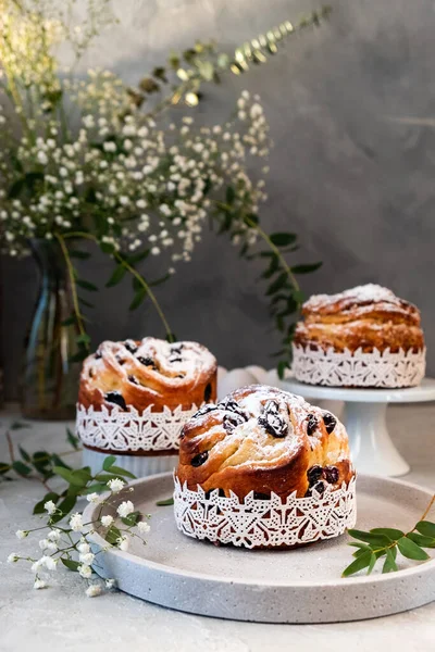Paskalya pastası keki. Kuru üzümlü Craffinler, şekerli meyveler ve üzerine pudra şekeri serpilmiş. Ev yapımı turtanın yakın çekimi. Cruffin..