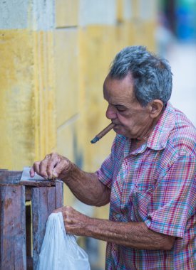 Kübalı bir adam portresi