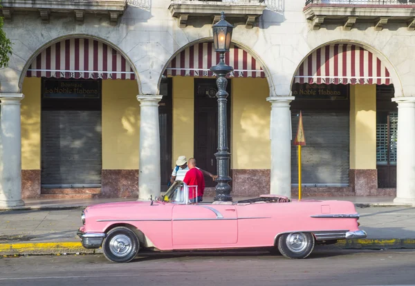 Antiguo coche clásico en Cuba — Foto de Stock