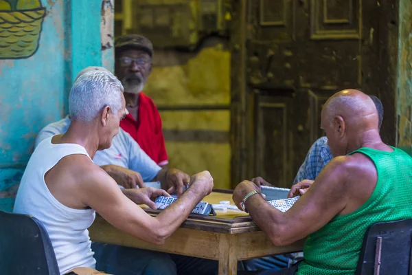 Доміно гравців в гавані, Куба — стокове фото