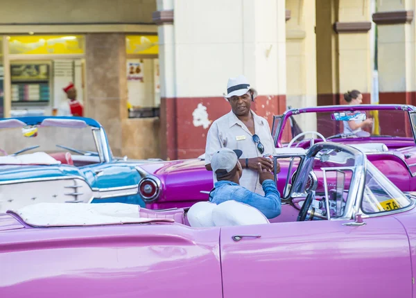 Antiguo coche clásico en Cuba — Foto de Stock