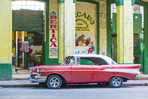 Antiguo coche clásico en Cuba — Foto de Stock