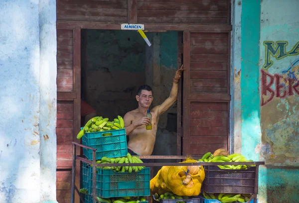 De verkoper van een Cubaanse vruchten — Stockfoto