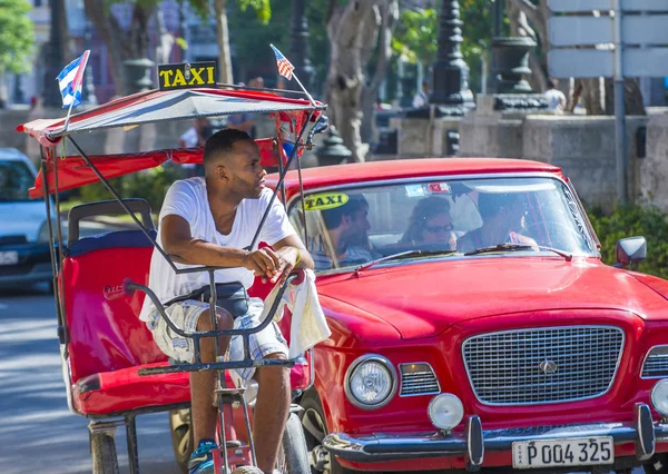 Un chauffeur cubain de pousse-pousse — Photo