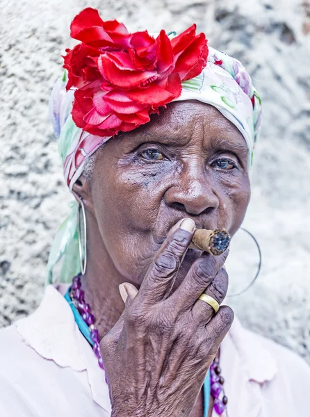 Retrato de una mujer cubana — Foto de Stock