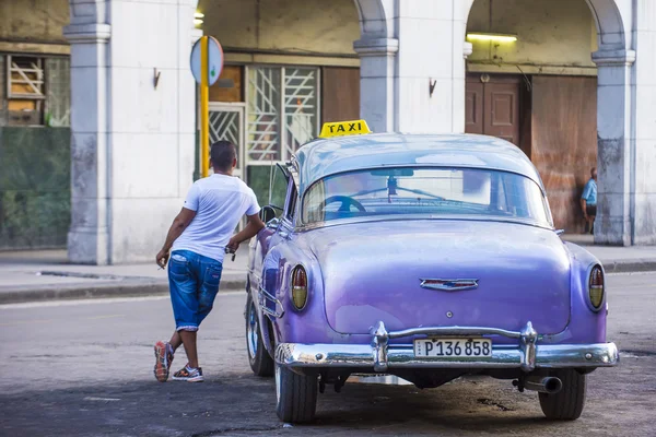 Παλαιό κλασικό αυτοκίνητο στην Κούβα — Φωτογραφία Αρχείου