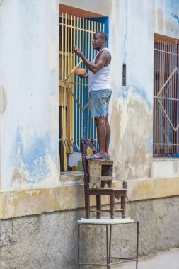 Kübalı bir adam portresi