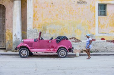 Küba'da eski klasik otomobil 