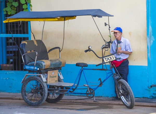 Een Cubaanse riksja bestuurder — Stockfoto