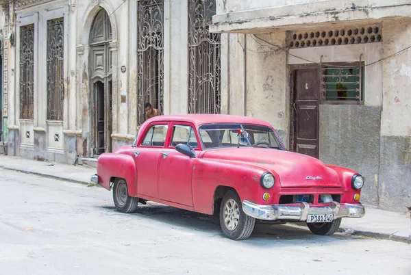 Staré klasické auto na Kubě — Stock fotografie