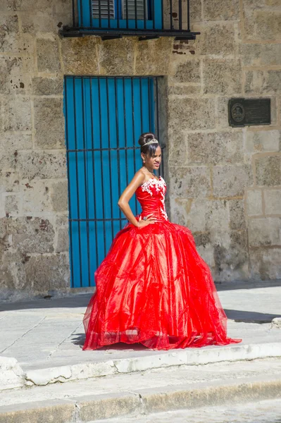 Cubaanse vrouw met rode jurk — Stockfoto