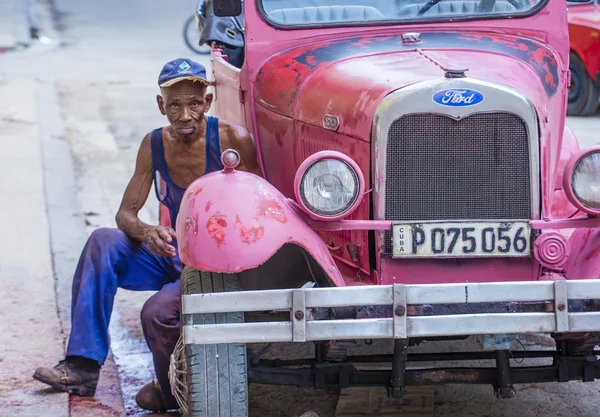 Staré klasické auto na Kubě — Stock fotografie