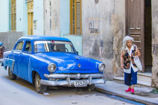 Staré klasické auto na Kubě — Stock fotografie