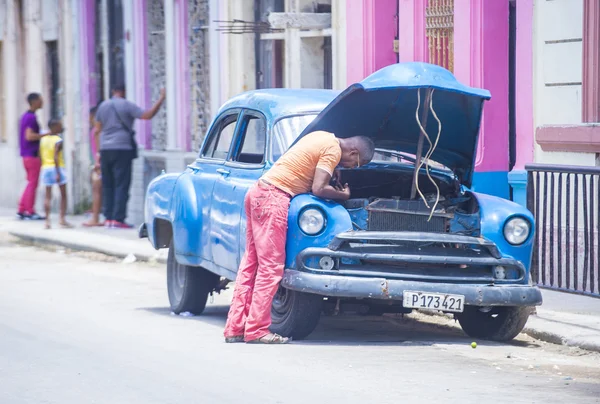 Velho carro clássico em Cuba — Fotografia de Stock