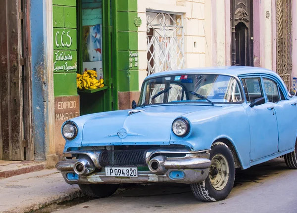 Velho carro clássico em Cuba — Fotografia de Stock