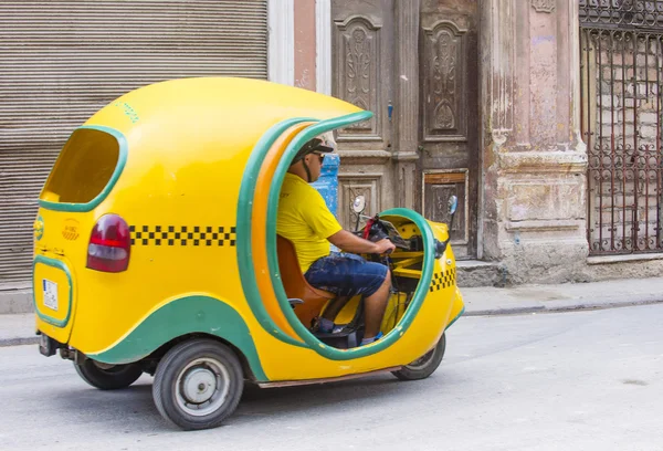 Cocotaxi dans La Havane rue — Photo