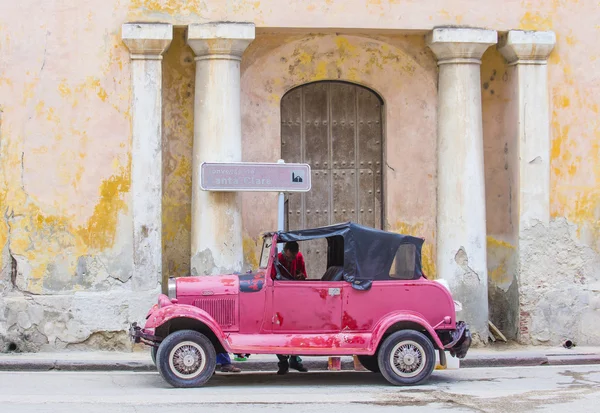 Antiguo coche clásico en Cuba — Foto de Stock