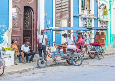 Bir Küba çekçek sürücüsü