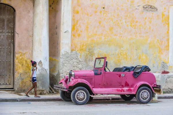 Velho carro clássico em Cuba — Fotografia de Stock