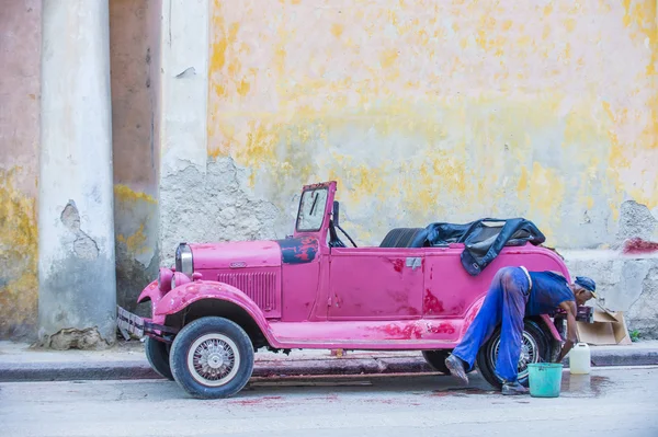 Antiguo coche clásico en Cuba — Foto de Stock