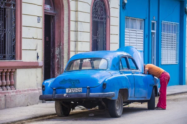 Staré klasické auto na Kubě — Stock fotografie