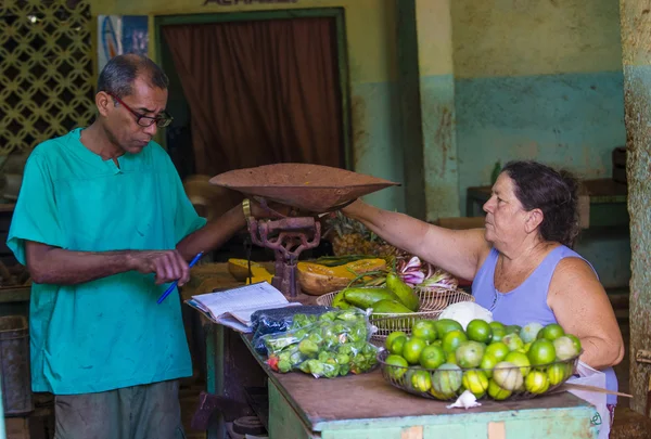 Um vendedor de frutas cubano — Fotografia de Stock