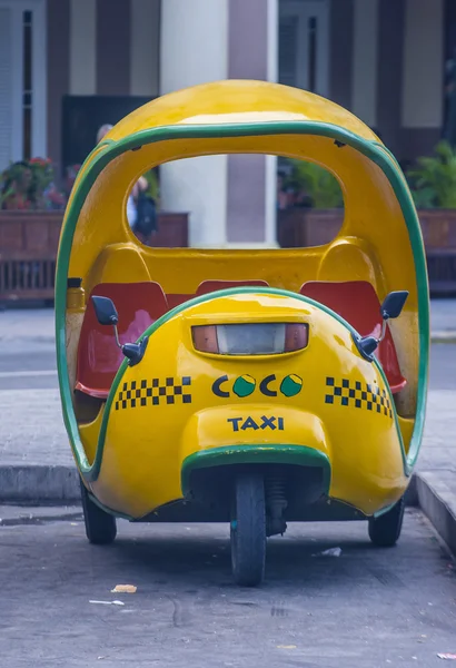 Cocotaxi dans La Havane rue — Photo