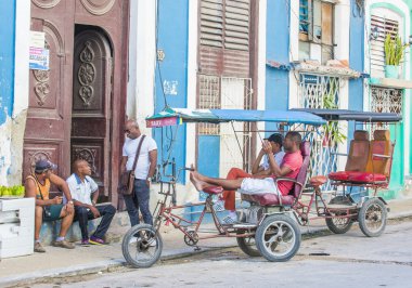 Bir Küba çekçek sürücüsü