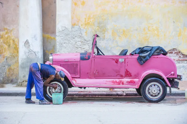 Staré klasické auto na Kubě — Stock fotografie