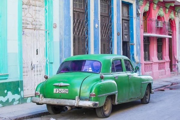 Stary klasyczny samochód na Kubie — Zdjęcie stockowe