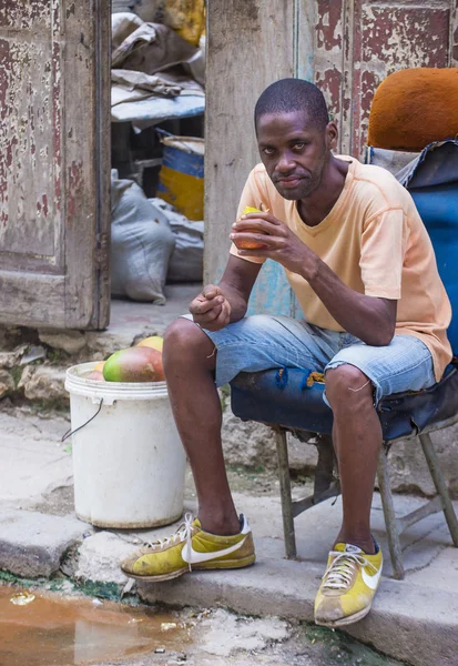 A Cuban fruits seller — Stock fotografie