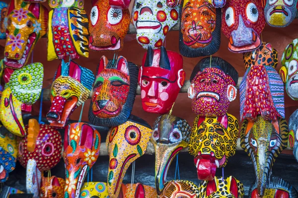 Maya ahşap maskeleri