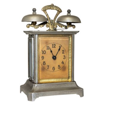 İki zilli eski mekanik çalar saat, izole edilmiş.