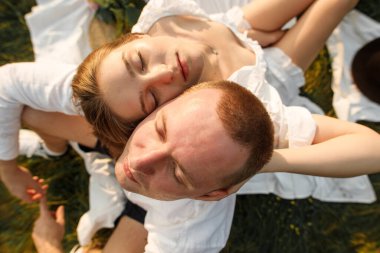 Tarlada piknik yapan genç mutlu bir çift.