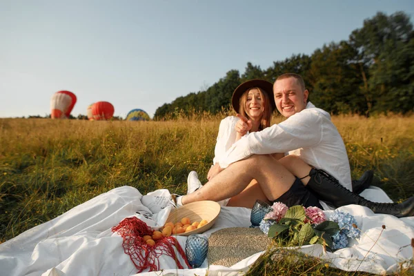 Jong Gelukkig Paar Een Picknick Het Veld — Stockfoto