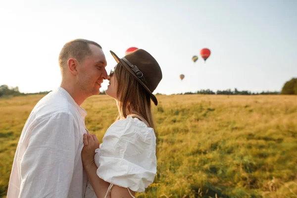 Milující Pár Poli Pozadí Létajících Balónů — Stock fotografie
