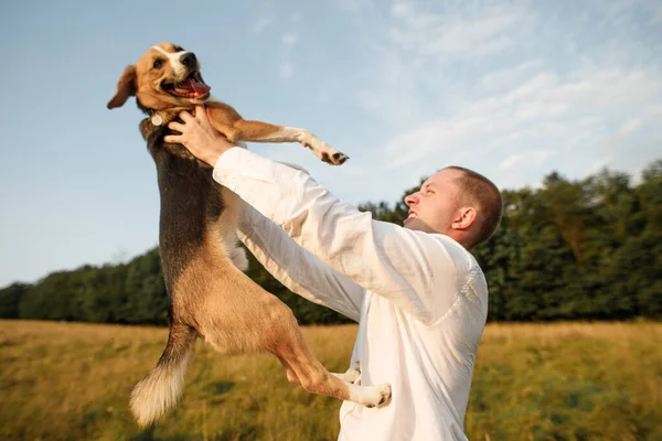 Щаслива Пара Закохана Собаку Полі Природі — стокове фото