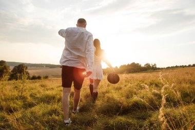 Genç çift yazın doğada birlikte.