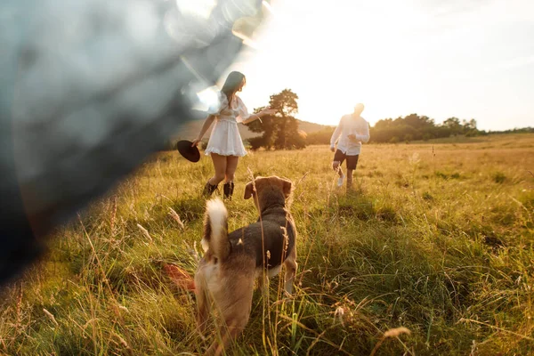 Pareja Amor Naturaleza Con Lindo Perro —  Fotos de Stock