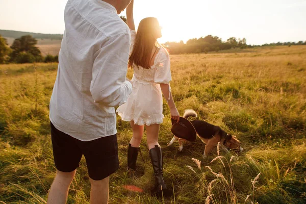 かわいい犬と自然の中で恋に落ちるカップル — ストック写真