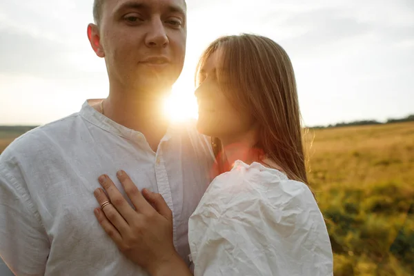 Jong Paar Verliefd Samen Natuur Zomer — Stockfoto