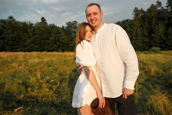 Jong Paar Verliefd Samen Natuur Zomer — Stockfoto