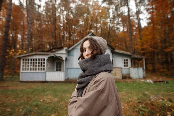 古い家の近くの秋の森の中の若い女性は — ストック写真